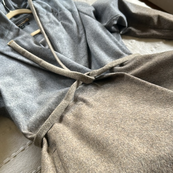 Full length Hugo Boss coat with hood. - Picture 9 of 10